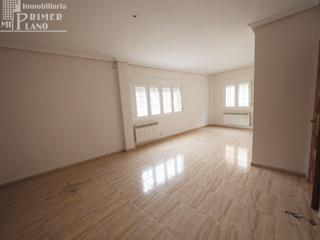 Maison jumelée à Tomelloso. Amplio adosado en esquina con 5 dormitorios y cochera cerrada en