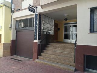 Local Comercial a Puebla de Alfindén (La). Local en semisótano con entrada para garaje y espacio dedicado a