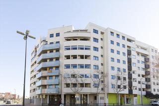 Piso en Oliver. Piso en venta con salón y cuatro habitaciones, dos baños, precio