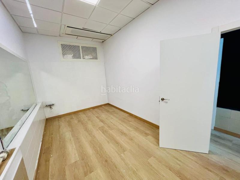 Foto c8f448b1-9d61-4755-bc02-acd57398a6f2. Alquiler local comercial traspaso de licencia de actividad y contenido con un alquiler atractivo.local totalmente acondicionado. actualmente escuela de yo en Zaragoza