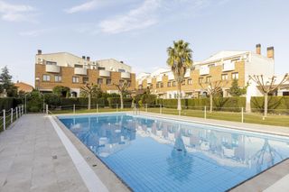 Casa a schiera en Miralbueno. Chalet adosado en venta en camino del pil�n