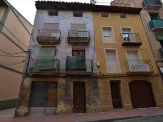 Edifici a Caspe. Edificio de tres plantas y bajo cubierta en el centro de caspe j
