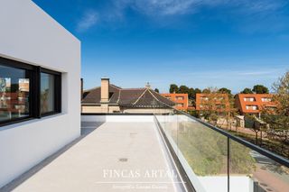 Casa  De la ilustración. Exclusivo chalet pareado de diseño con jardín y piscina privada