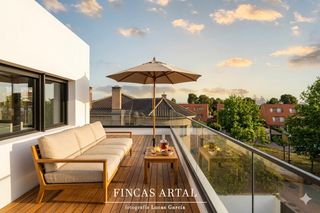 Haus  De la ilustración. Exclusivo chalet pareado de diseño con jardín y piscina privada