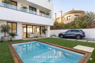 House  De la ilustración. Exclusivo chalet pareado de diseño con jardín y piscina privada