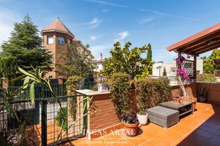 Casa  Avenida de la ilustración. Exclusivo chalet pareado esquinero con jardín y piscina privada