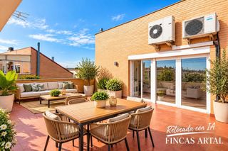 Maison  Avenida de la ilustración. Exclusivo chalet pareado esquinero con jardín y piscina privada