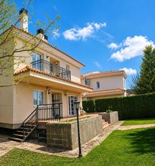 Casa  Urbanización valdearenas. Chalet top en valdearenas con jardín, bodega y aerotermia