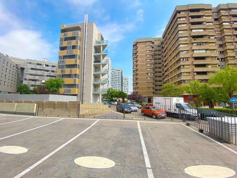 Foto 062b7f14-9559-46f7-979f-51dd498075b0. Local comercial  de 700 m2 aprox. en vía universitas en Zaragoza