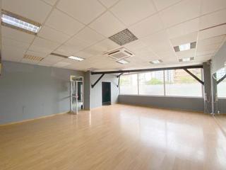 Local Comercial  Calle de la milagrosa. Local comercial de 700 m2 aprox.  en va universitas