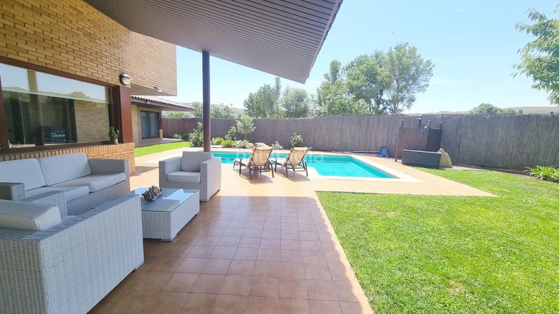 Foto 948a96cb-9e71-491a-b599-f92f5761873a. Xalet amb calefacció aparcament piscina a Cadrete