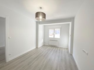 Rent Flat  Calle maestro marquina. Reforma integral, 3 dormitorios, 1 baño, ascensor.