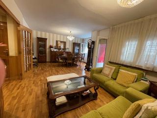 Appartement à Calle de maría lostal 28. Maria lostal piso exterior con garaje