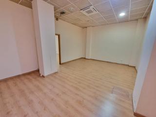 Location Local commercial à Calle de manuel serrano sanz 3. Local en alquiler en fernando el católico, todo en planta calle,