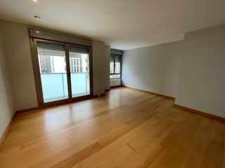 Location Appartement à Paseo de sagasta 10. Piso en alquiler interior sin ruidos, sin muebles con garaje en