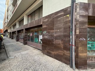 Lloguer Local Comercial a Calle del trabajo 4dp. Rebajado, local en alquiler con chaflán, todo escaparate, zona i