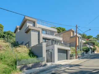 Haus in Residencial Begur-Esclanyà. Casa moderna a estrenar con amplias terrazas y excelente orienta
