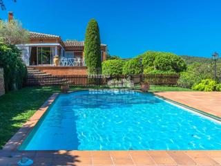 Casa a Residencial Begur-Esclanyà. Gran propiedad con vistas en urbanización casa de campo en begur