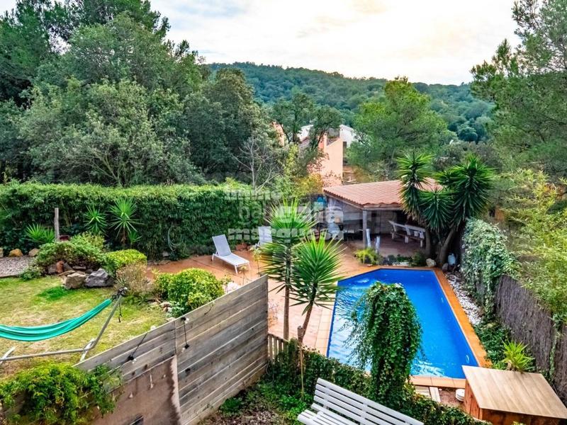 Foto 546c648d-3a89-4e3f-8102-b37cc03e27b1. Chalet oportunidad única ! chalet con 3 viviendas independientes, piscina y vistas al bosque. en Begur