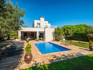 Maison  N/a. Confortable casa unifamiliar con jardín y piscina en calella de