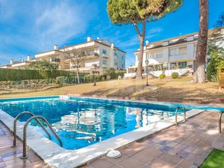 Casa  Avenida joan pericot i garcia. Casa con vistas al mar, jardín y piscina comunitarios en calella
