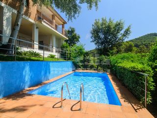 Casa  Calle mas mato. Casa con licencia turística y piscina privada a 600m de la playa
