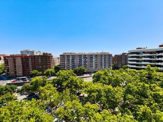 Rent Flat  Avenida avenida cesáreo alierta. Piso recien reformado, muy luminoso, esquina las torres con cesa