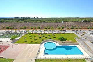 Pis  Calle calle andrea palladio. Piso vpo en venta de 4 dormitorios con piscina, dos garajes y tr