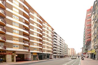 Rent Flat  Calle de miguel servet 62. Piso de 3 dormitorios con gran terraza c miguel servet