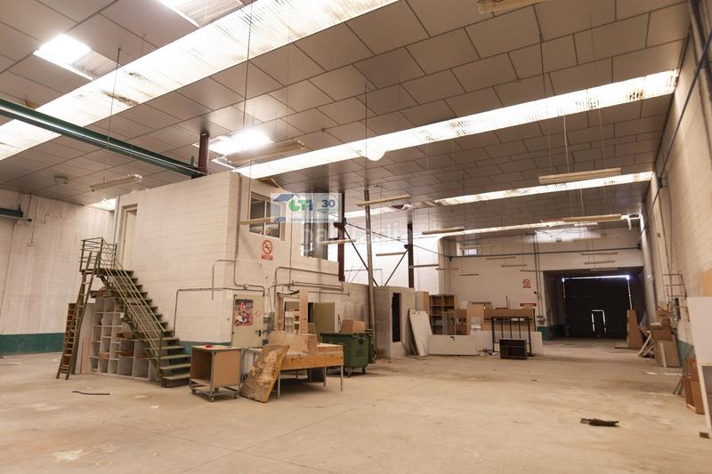 Foto 4b8a79de-4869-4c99-88cf-3e733bb88e2c. Fabrikhalle in Puebla de Alfindén (La)