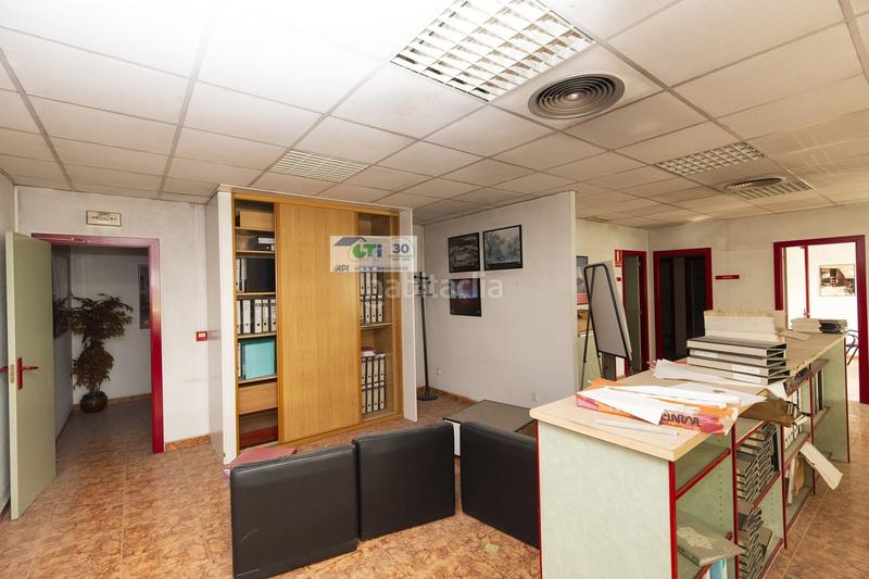 Foto aa923571-5250-4cba-af33-2ac780d18630. Fabrikhalle in Puebla de Alfindén (La)