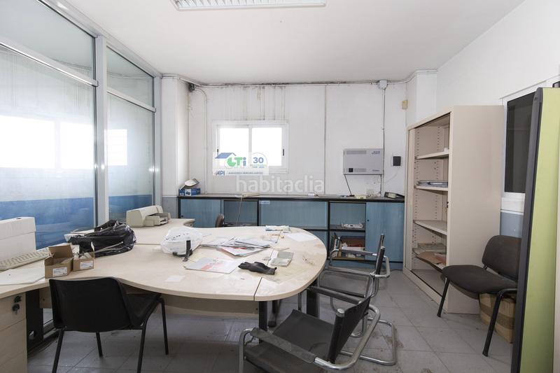 Foto b39a1a84-5f24-4ad2-87de-d5a828aff60f. Fabrikhalle in Puebla de Alfindén (La)