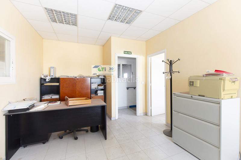 Foto dd37f9bb-9a4a-4b69-b4d3-cf5d902cbba4. Fabrikhalle in Puebla de Alfindén (La)