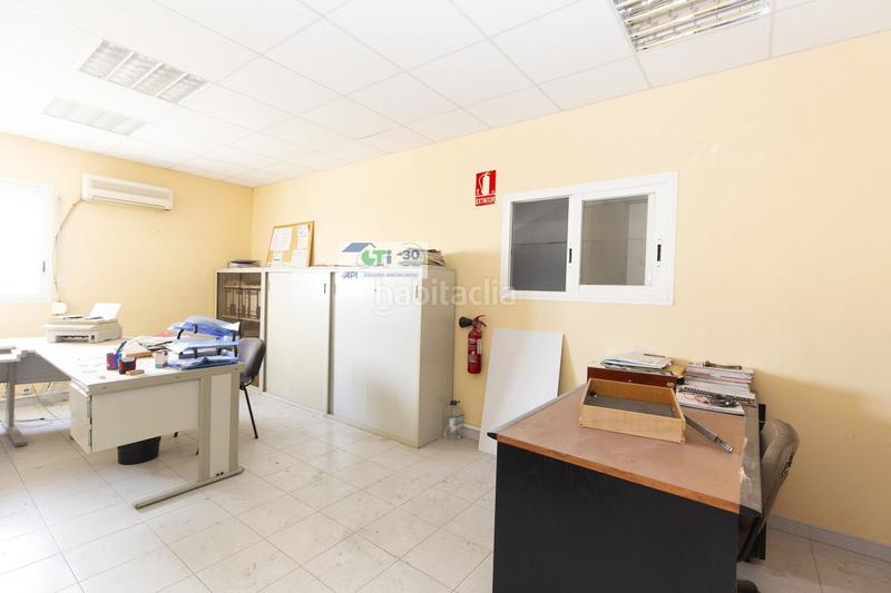 Foto e889f7d8-204e-4420-a98c-95ccb921a19a. Fabrikhalle in Puebla de Alfindén (La)