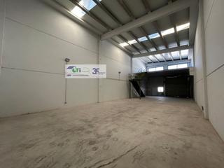 Miete Fabrikhalle  Calle ontina. Alquiler de nave de 300m2 con patio exterior.