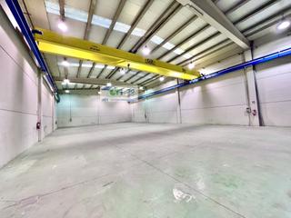 Location Bâtiment à usage industriel  C/ manfredonia. Nave en alquiler de 682 m2, puente grxdaa 5 tm en plaza