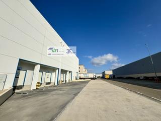 Bâtiment à usage industriel  C/ terracina. Nave logxedstica de 3.384m2 en polxedgono plaza de zaragoza con