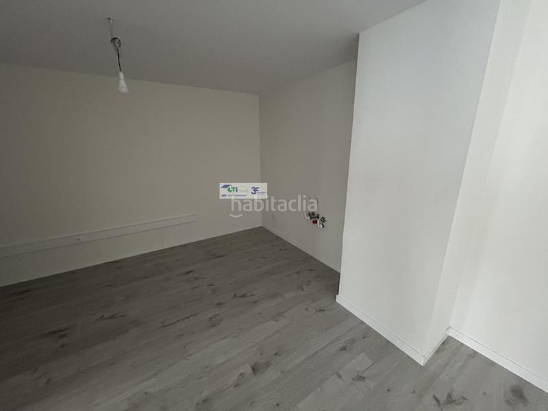 Foto d8a0b965-d2bf-4394-bc2c-5305c3465acf. Bureau dans Romareda Zaragoza