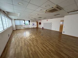 Rent Industrial building  Calle efedra. Nave en alquiler de 500m2 completamente instalada
