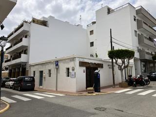 Edifici a Santa Eulària des Riu. Edificio en el centro de santa eulalia