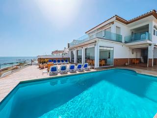Casa a La Cala Mijas. Exclusiva villa en primera línea de playa  la cala de mijas
