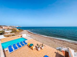 Maison à La Cala Mijas. Gran reducción de precio para villa en primera línea de playa en