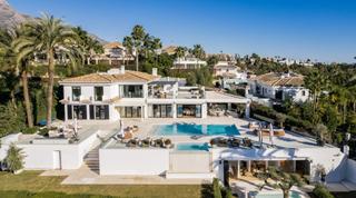 Haus in Nueva Andalucía centro. Espectacular villa de golf en primera línea renovada en nueva an