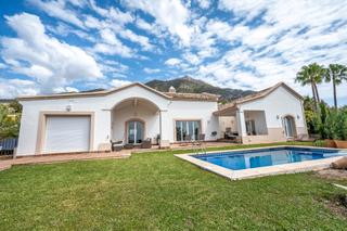 Casa a Istán. Elegante villa de 4 dormitorios con vistas al mar