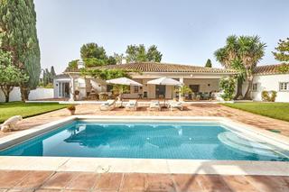 Casa a Casasola. Villa clásica junto a la playa en una gran parcela con muchas po