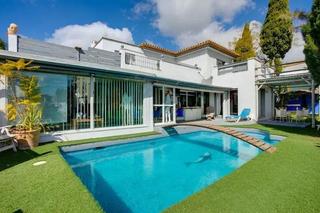 Casa en Estepona Golf. For sale amplia e inusual villa de 5 dormitorios en tranquil ubi