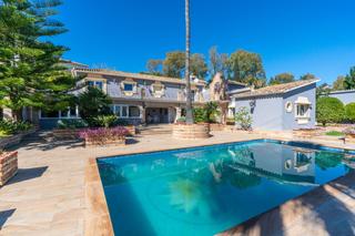 Casa en Benahavís pueblo. Elegante villa con vistas al mar y zona de spa en benahavis, mál