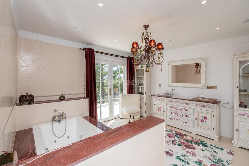 Foto 914a640e-6bac-465e-a65d-5ddc4c1959bb. Casa con parcheggio piscina in Benahavís pueblo Benahavís