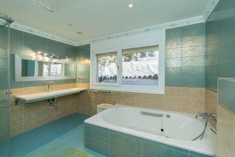 Foto 9e879869-5af9-4595-a2be-ba9ca606cf4e. Casa con parcheggio piscina in Benahavís pueblo Benahavís