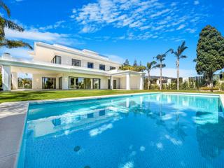 Casa a Lomas de Marbella Club. Elegante villa surfacing en las lomas del marbella club